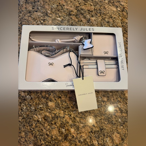 Sincere Jules 3-Pc Gifting Set, set bow-shaped purse, a wallet and cardholder - Picture 2 of 3